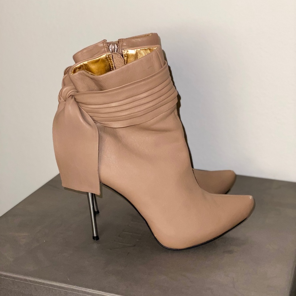 Beige leather heeled booties by Sergio Zelcer - Picture 4 of 7